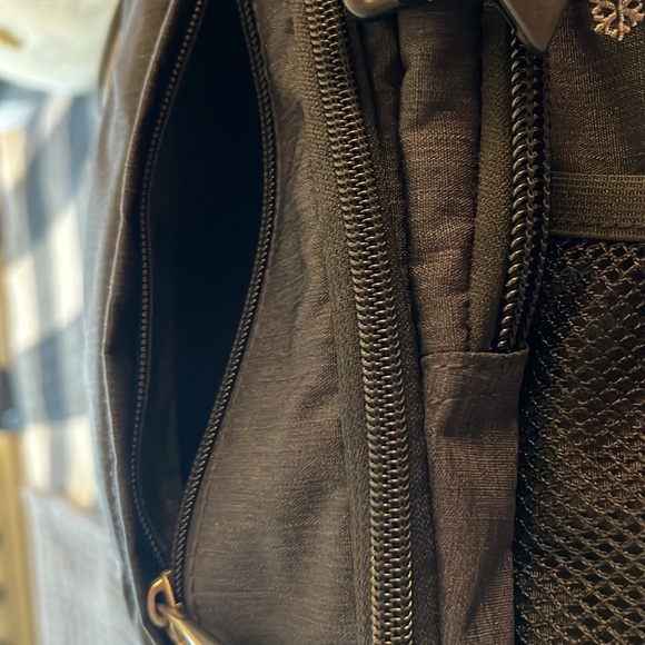 SwissGear back pack. Virtually brand new, used for two weeks after purchase. - Picture 4 of 7